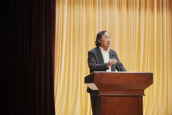 投牛策略 中外学者相聚西昌分析吉狄马加诗歌：“开辟出一条独特的路径”