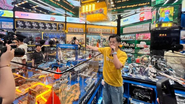 竹演配资 老字号焕新、潮玩IP火爆，上海黄浦如何推动消费“破圈”？